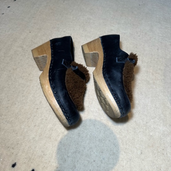 Unique chocolate brown clog with cute shearling detail. Size 38 - Picture 4 of 5